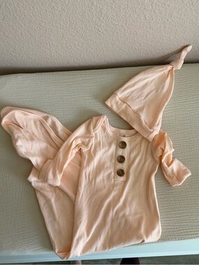 Caden Lane Peach Ribbed Gown and Knot Hat Set. Never Worn